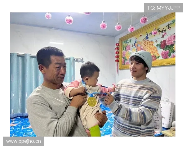 杨昊训练完直接去接娃，球鞋还没换